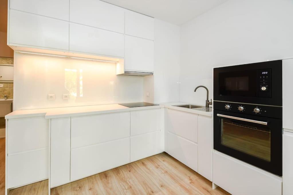 New Modern In Center Apartment *